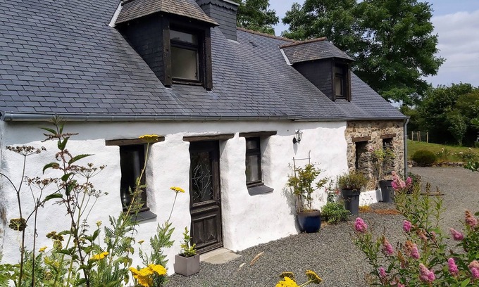 Calanhel Casa | Le Gîte "les Sources de Guerzouil" Vous Accueille Dans son bel Écrin de Verdure