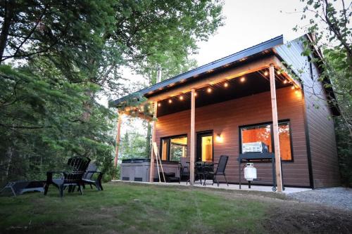Shannon Casa | Le Geai Bleu - Waterfront Chalet with Spa