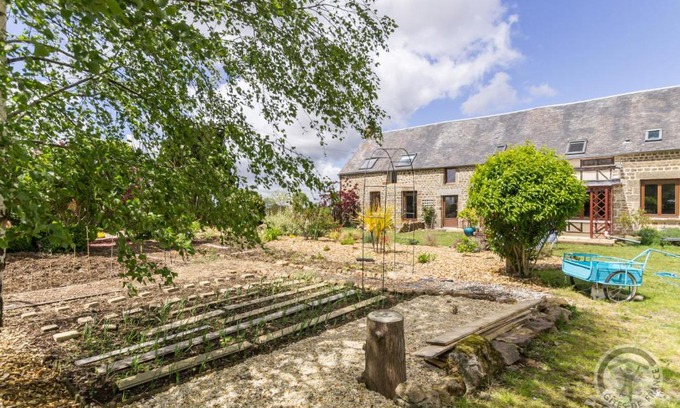 Savigny-le-Vieux Cama Y Desayuno | Le jardin des fées