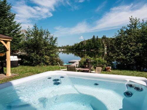 Saint-Calixte Chalet De Esquí | Le Lac Apaisant - Rustic Haven by the Water
