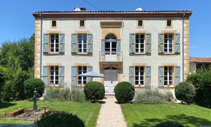 Salerm Cama Y Desayuno | Le Manoir aux Volets Verts with Hot Tub