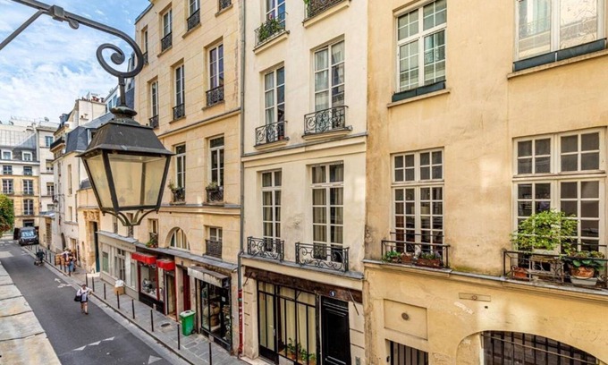 Saint-Merri Apartamento | Le Marais: Where Paris Wears Its Soul-A Chic Parisian Hideaway/Triplex+Patio+A/C