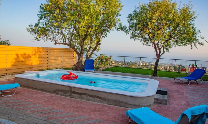Menegata Villa | Le paradis d elli. Hermosa vista, 2 dormitorios, piscina privada, villa pacífica