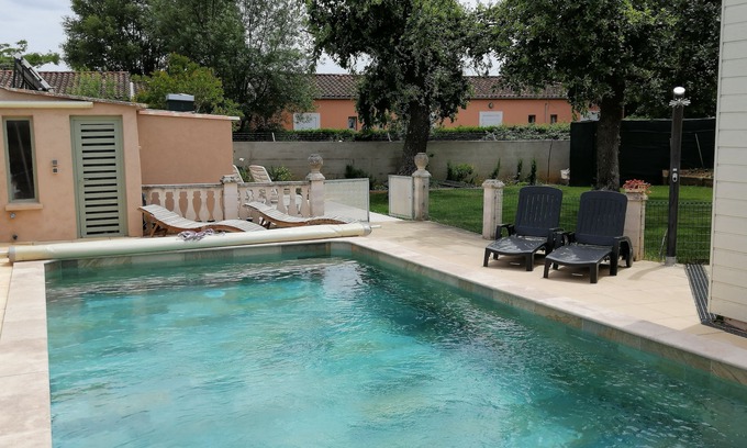 Saint-Martin-de-Crau Cabaña | "LE PATIO" GITES PARA DOS PERSONAS CON PISCINA