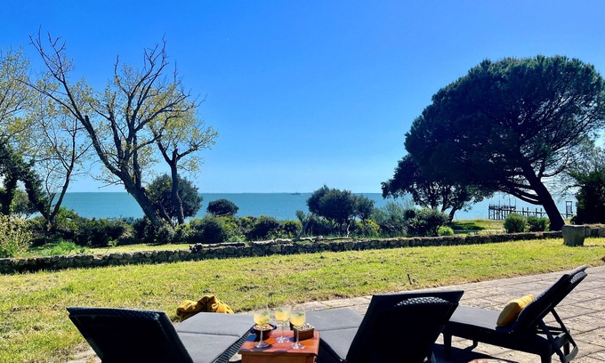 Ile-d'Aix Villa | Le petit Fauchon-Villa-Villa-Baño privado con bañera-Vista al mar