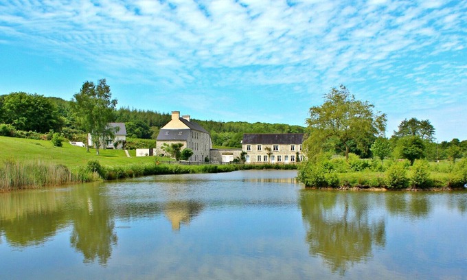 Saint-Sauveur-le-Vicomte Cabaña | Vistas al lago Les Bergonnerettes en el hermoso campo con piscina
