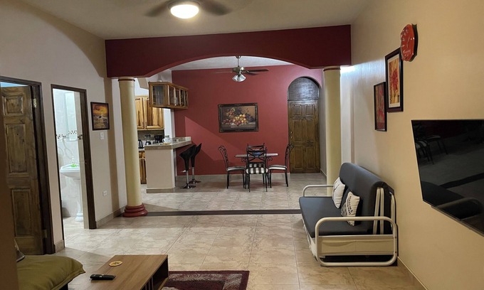 Molynes Gardens Apartamento | Le Quad's One Bedroom ~ Private, Spacious, Secured & Elegant