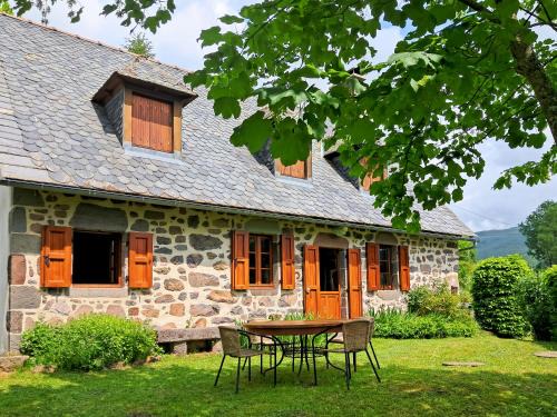 Saint-Projet-de-Salers Casa | Le refuge de la vallée - 4 à 6 pers - proche de Salers