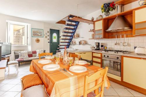 Pitelli Casa | LE SOLEIL DOREE' MAISON Wi-Fi VACATIONS LERICI 5 TERRE