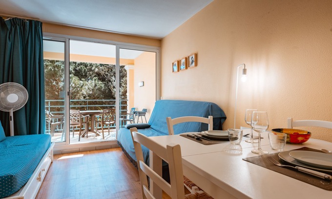 Giens Apartamento | Le studio de Giens (air-conditioned, private access to Plage Badine, heated swimming pool)