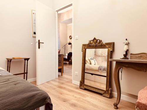 Romans-sur-Isere Apartamento | Le Tailleur, centre historique, fibre, climatisation, ESS, rez-de-chaussée, BedinShop