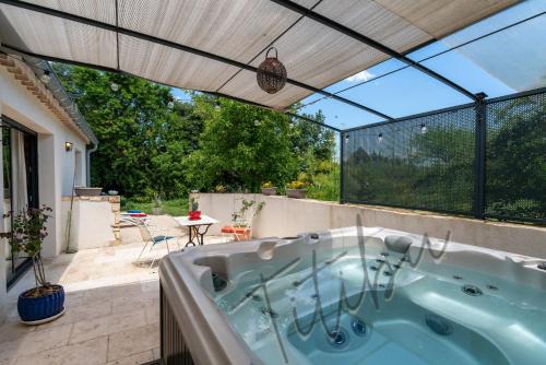 Saint-Paulet-de-Caisson Apartamento | Le Titibu, Gîte et Spa entre Ardèche et Provence, Clim, BBQ, Netflix, classé 5 étoiles