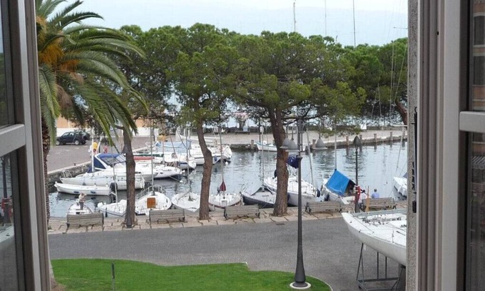 Bogliaco Apartamento | Le Vele, Theater Home - in the centre of Bogliaco with marvellous lake view