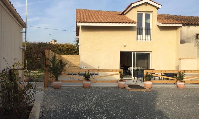 Neulles Casa | Le village
