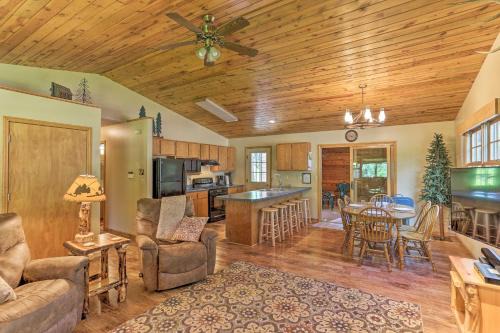 Lead Casa | Lead Cabin about 9 Mi to Deadwood Hot Tub and Patio!