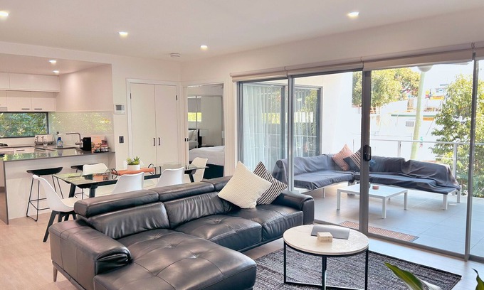 Morningside Apartamento | Leafy & Spacious Apt w/Balcony, Parking & 65" TV
