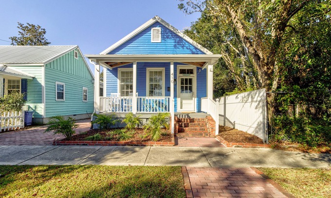 Wilmington Historic District Casa | Leaning Lorelei: Light & Airy Downtown Cottage