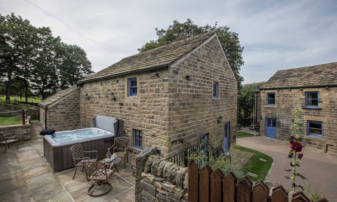 Millhouse Green Cabaña | Leapings Cottage - sleeps 12 guests in 6 bedrooms