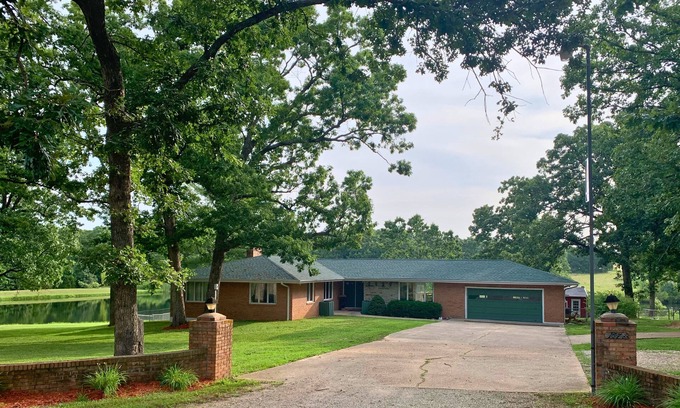 Leasburg Casa | Leasburg Lakehouse vacation home & private stocked lake near Meramec River.