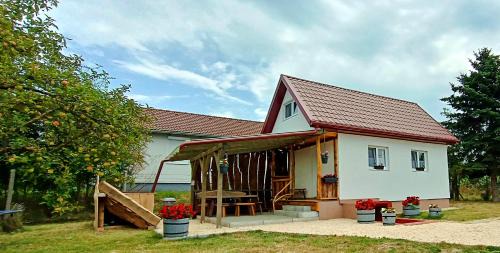 Oroszlany Casa | Lebegő Falu Vendégház