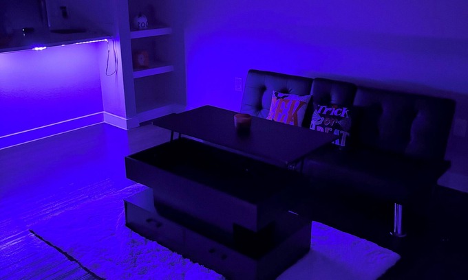 Katy Apartamento | LED Halloween Chillax Couples Retreat 1B1B Katy Mills Mall