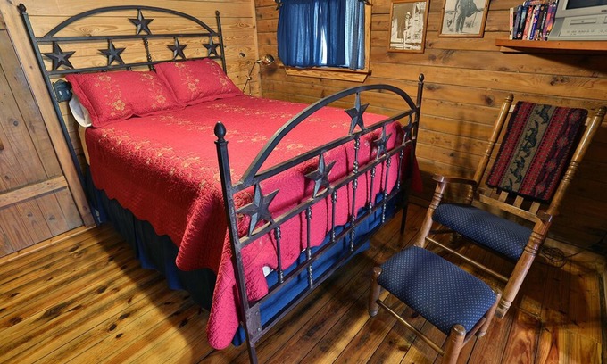 Pipe Creek Cabina | Lee Cabin at Country Accent Antiques, Pipe Creek, TX.