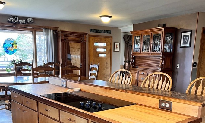 Ennis Casa | Lee's Catch and Relax in downtown Ennis