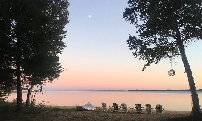 Northport Casa | Leelanau / Northport Beach House, a 130 pies de la playa de arena de azúcar a pocos pasos