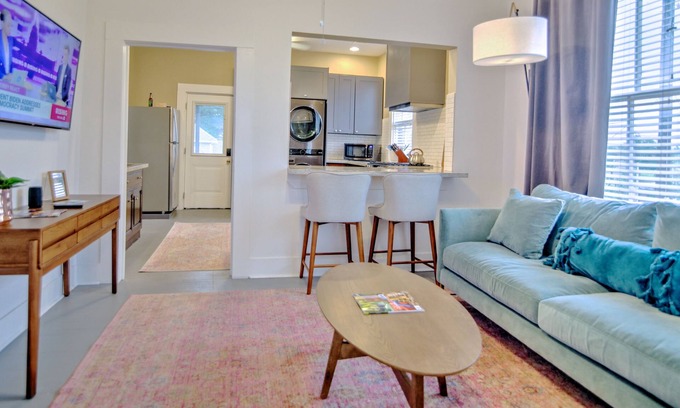 Central Business District Apartamento | Leeland Sunrise Loft - Walk to GRB and Toyota Ctr