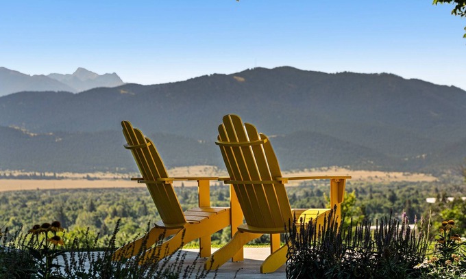 Livingston Casa | Legendary views, hill top home in Livingston with hot tub and central AC