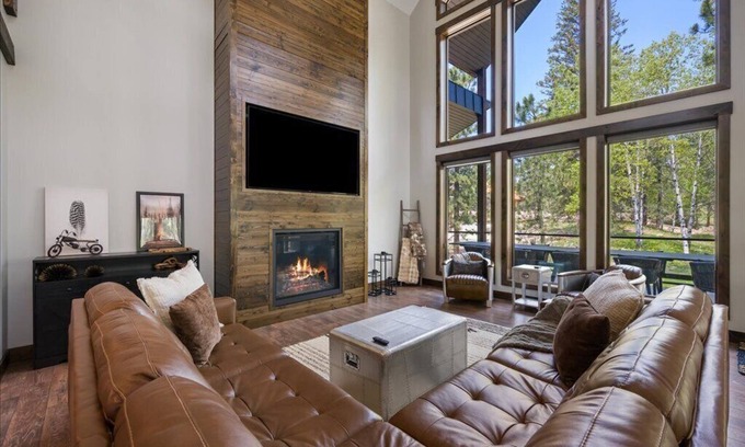Lead Casa | Legends Lodge- 22 guest Mountain retreat with pool access!