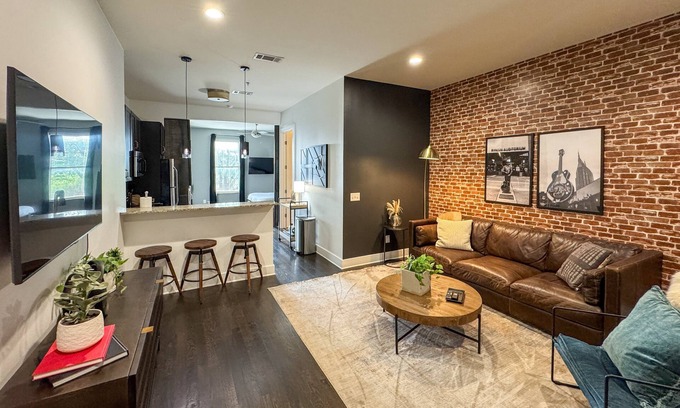 Midtown Condominio | Legends Loft | Modern Stay Near Vandy on West End, Minutes to Broadway
