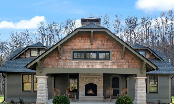 Franklin Casa | Leiper’s Retreat – Secluded 3 BDR Craftsman Home