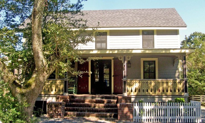 Ocracoke Casa | Relajarse en la gran porche cubierto, mientras que rodearse de encanto histórico.