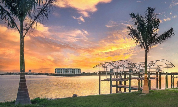 Point of Pines Casa | Lemon Bay Retreat-Boat/Jet Ski Hoist!