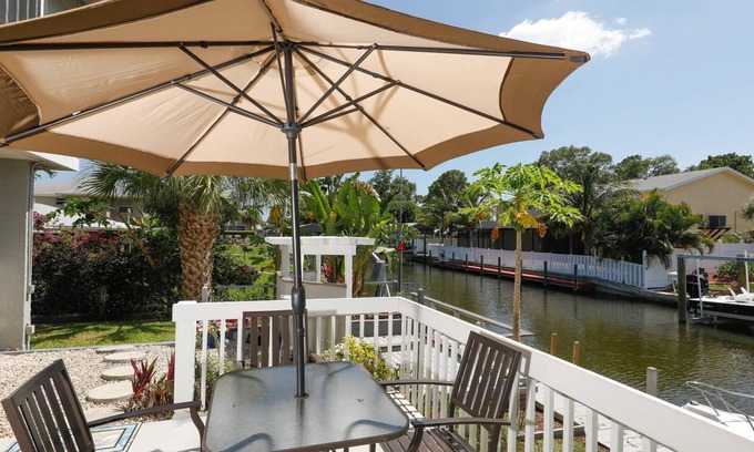 Grove City Condominio | Lemon Bay Waterfront Condo w Patio