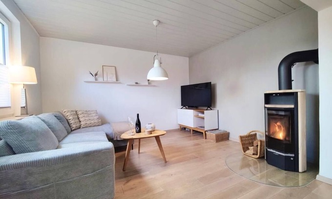 Wesselburen Casa | Leni - 2 Duschbäder, Wintergarten mit Kamin, Terrasse, Grill, 2 Stellplätze