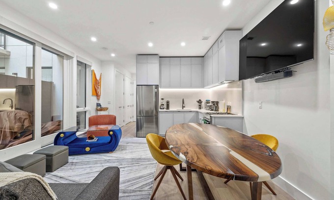 Brooklyn Condominio | Lenox Place by Rove | Private Patio & Shared Roof