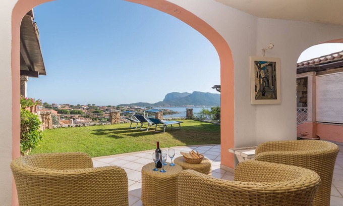 Baia Caddinas Apartamento | Lentischio by Interhome