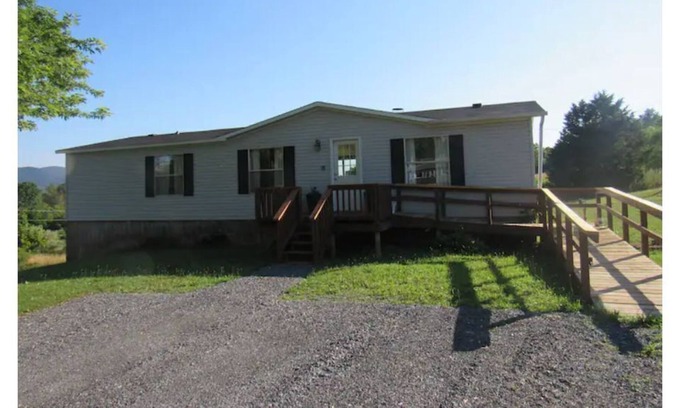 Rileyville Casa | LENTZ LANE LODGE VIEWS, VIEWS, VIEWS AND JUST MINUTES TO SHENANDOAH RIVER