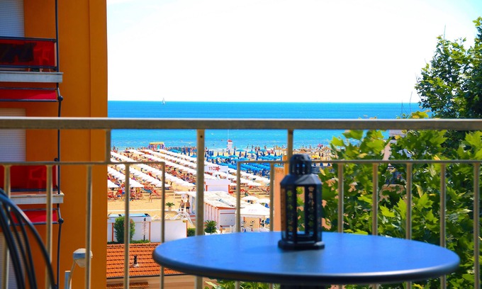 Rivazzurra Apartamento | Leone apartamentos con vistas al mar en el paseo marítimo de Rimini