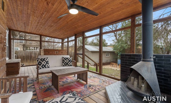 North Loop Apartamento | Elegant Escape | Gourmet Kitchen + Outdoor Living
