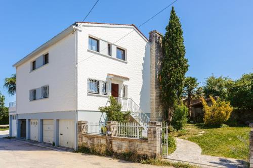 Saintes Casa | Les Arènes - Grande maison familiale rénovée, 6 à 12 personnes , Vue sur les Arènes, Garage véhicule électrique, Parking Gratuit