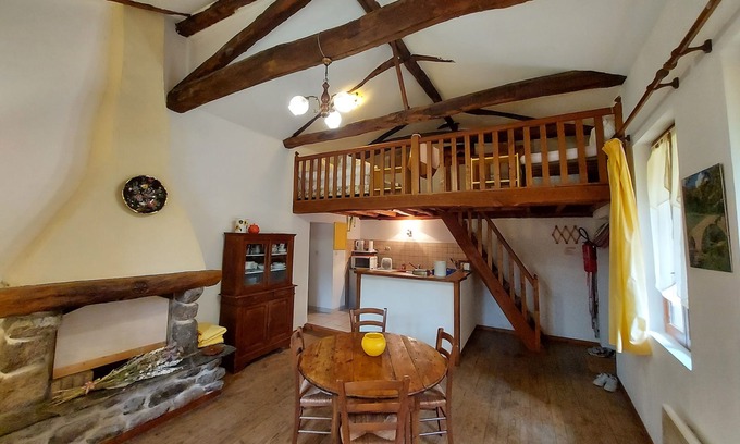 Saint-Julien-d'Arpaon Cabaña | Estragon-Gîte-Confortable-Baño en la habitacion-Vista al Jardín