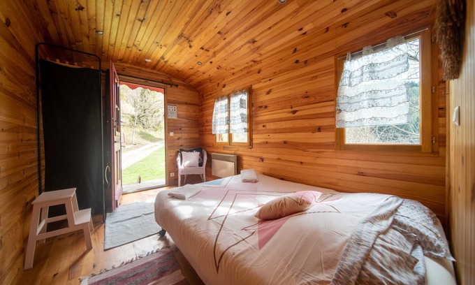 Saint-Julien-d'Arpaon Casa | Caravana-Confortable-Baño con ducha-Vista al Jardín