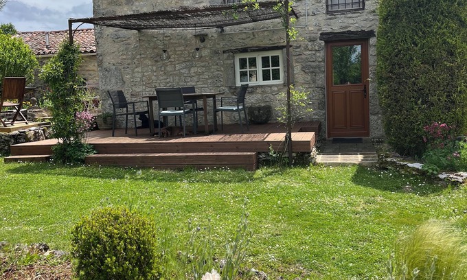 Caylus Cabaña | Les gites Pérard (East Gite) tiene capacidad para 2 adultos. Mascota amigable.