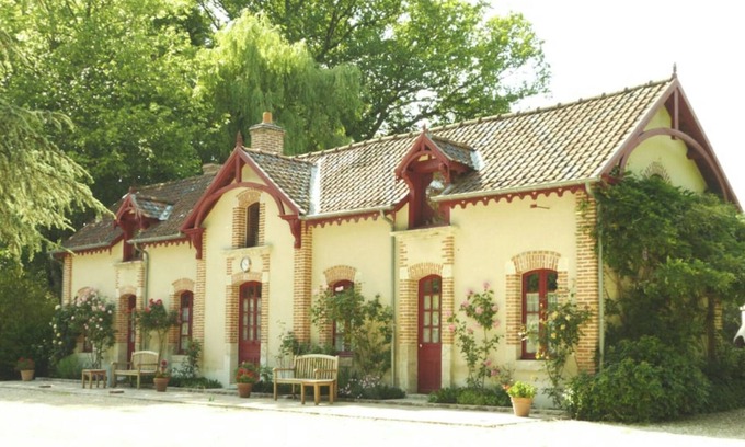 Crouy-sur-Cosson Casa | Les Glycines, self-catering cottage on a 15-hectare wooded estate