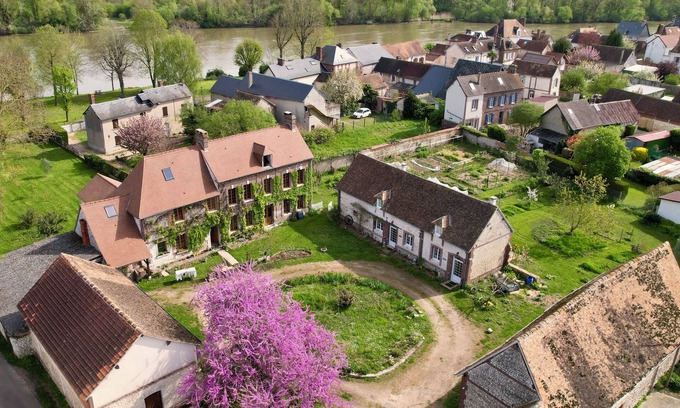 Poses Otro | Les Jardins de Félicie. FarmHouse near Lac and Seine.
