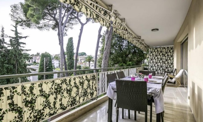Riou - Petit Juas - Av de Grasse Apartamento | Les Pins D'Alep by Interhome