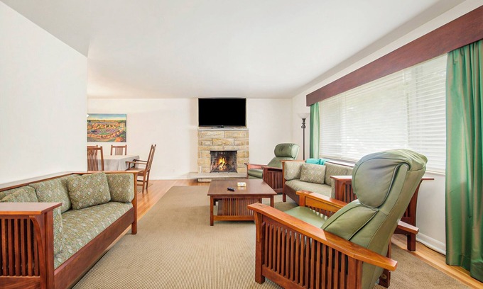 Harters Heights Casa | Less than 1 block to Notre Dame! Sleeps 14